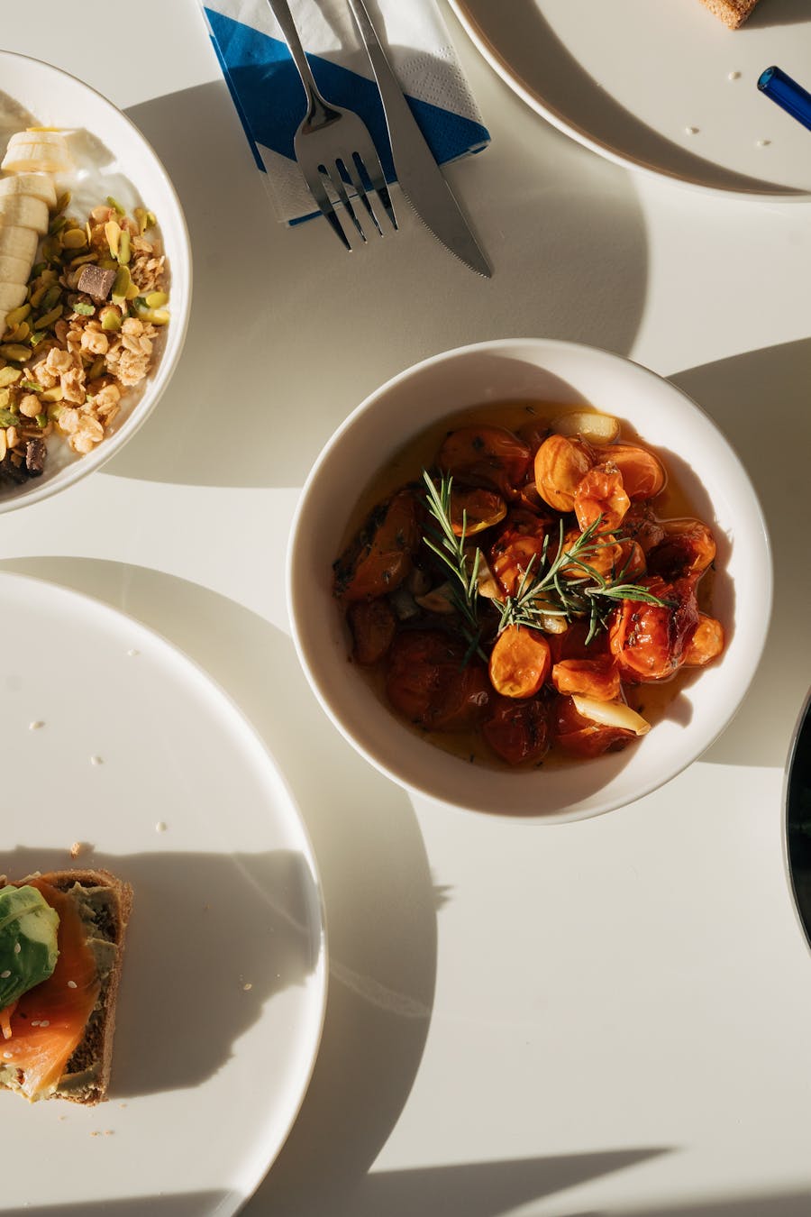 Mediterrane Bowl mit geröstetem Gemüse