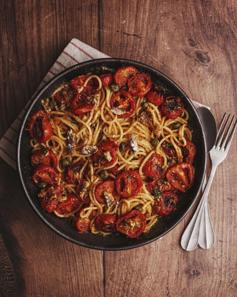 Pasta mit Tomaten und Kräutern